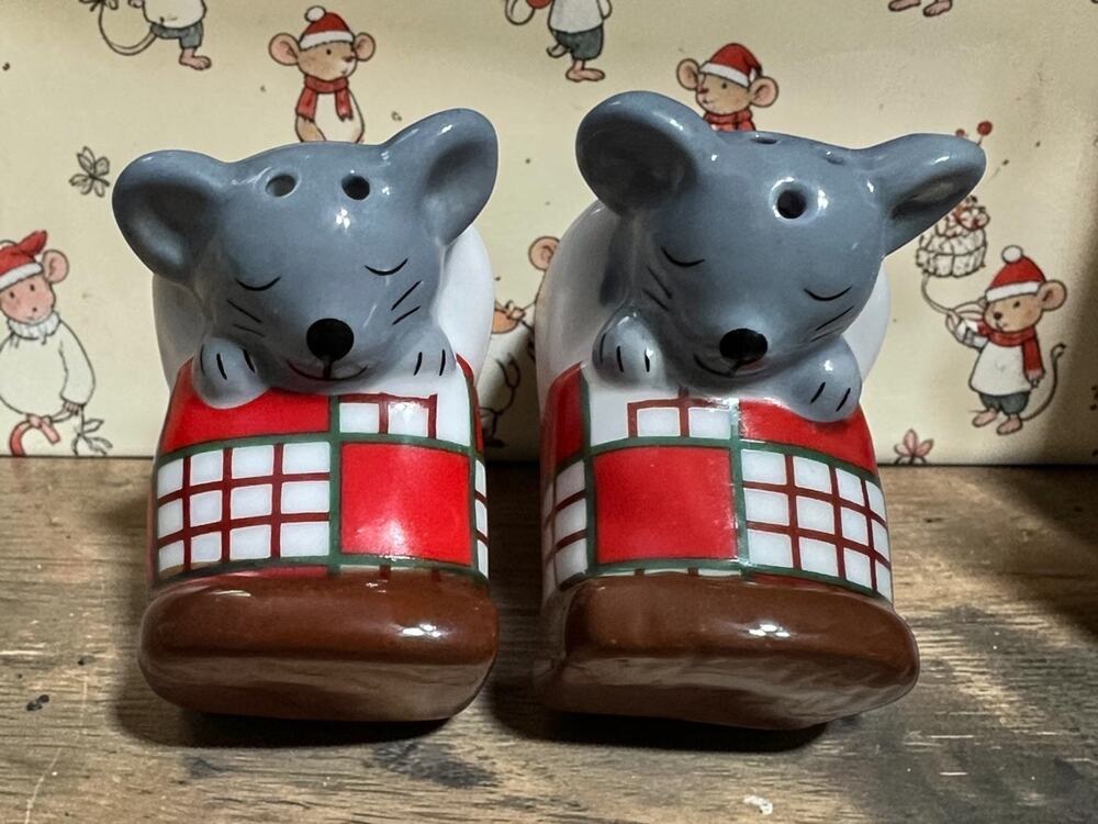 Cracker Barrel Sleeping Christmas Mouse Mini Salt and Pepper Shakers New WT